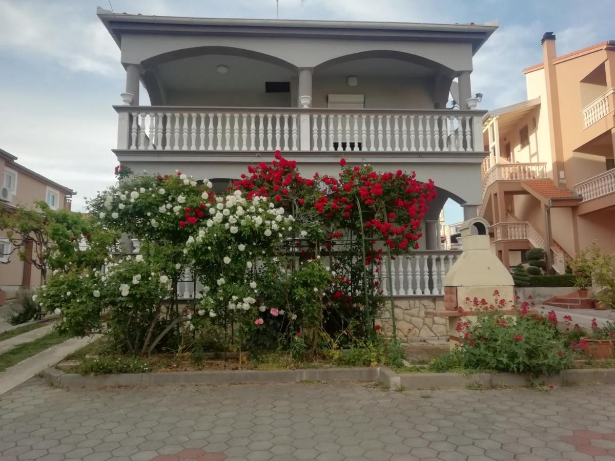 Apartmani Kod Rade Pakostane Exterior photo